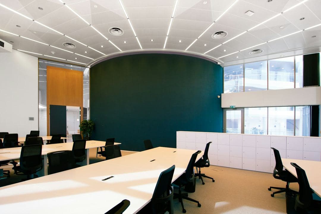 Bureaux et sièges professionnels dans un espace de travail lumineux