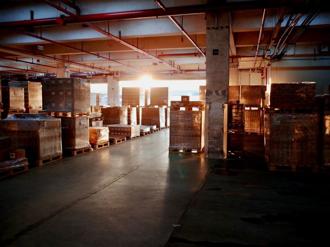 Matériel et palettes entreposés dans un espace de stockage professionnel